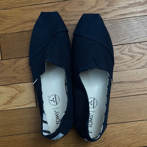 TOMS Women's Black Canvas Shoes - Picture 1 of 3